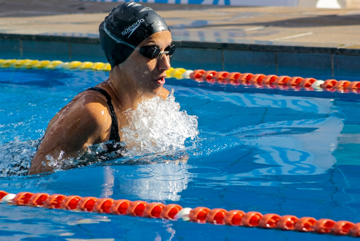 Atleta praticando natação na piscina da academia